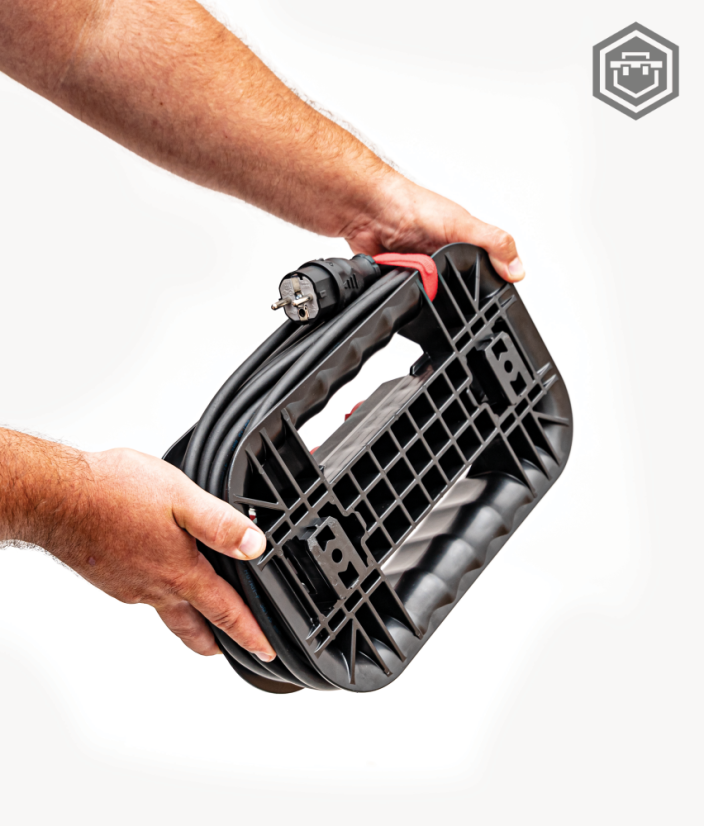 Qbrick System Cable Winder+ Navíječ kabelů se zásuvkovou lištou